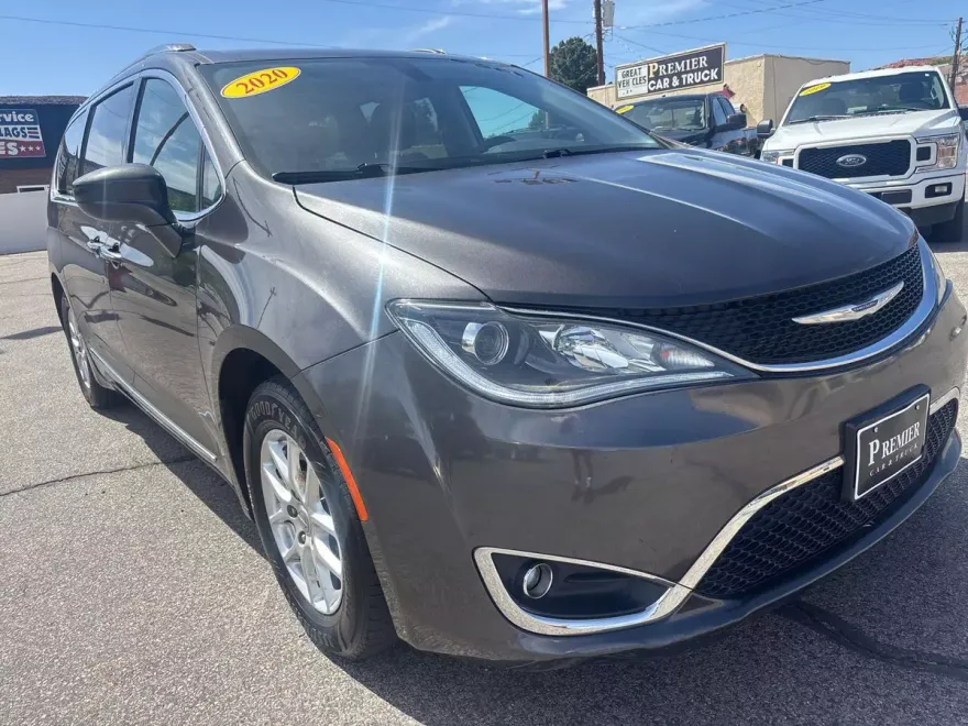 2020 Chrysler Pacifica Touring L photo 1