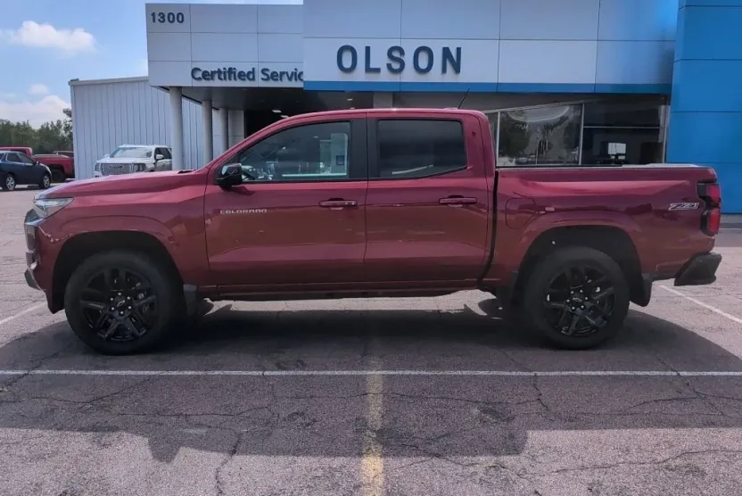 2025 Chevrolet Colorado Z71 photo 1
