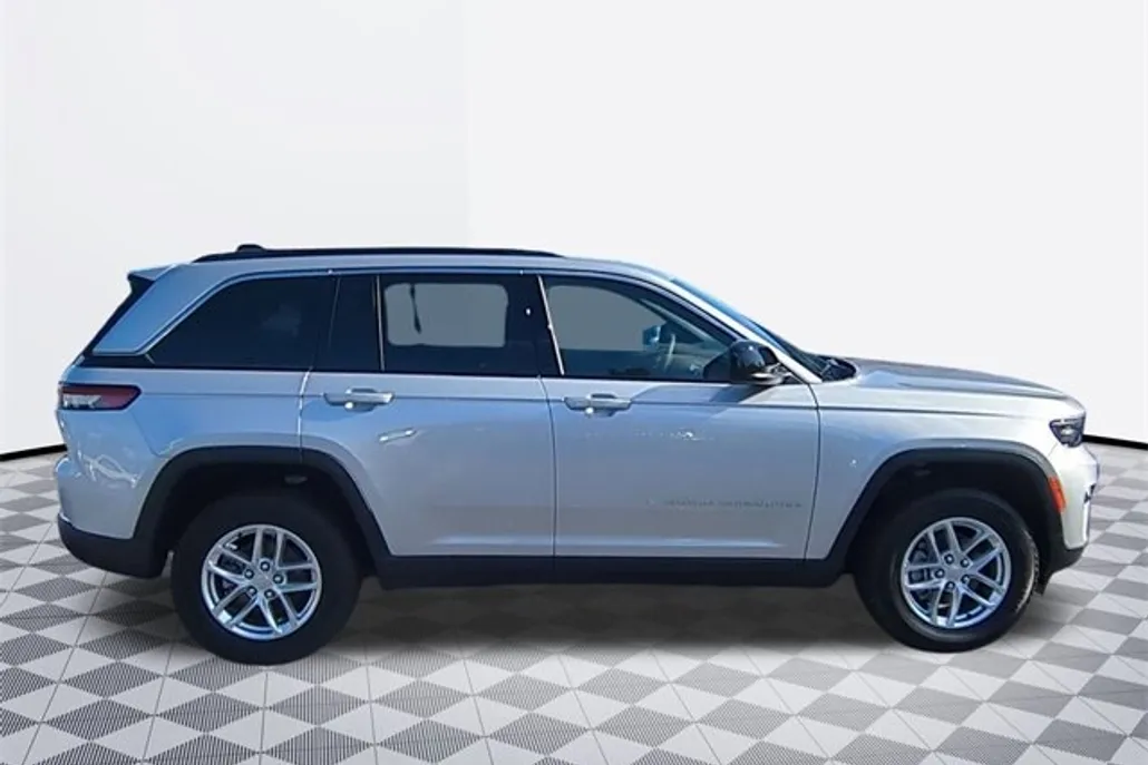 2025 Jeep Grand Cherokee Laredo X photo 1