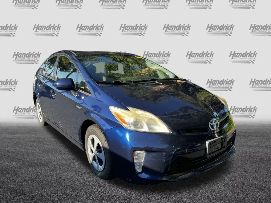2013 Toyota Prius Three photo 1