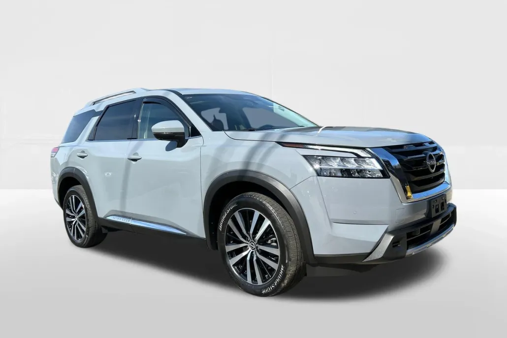 2023 Nissan Pathfinder Platinum photo 1