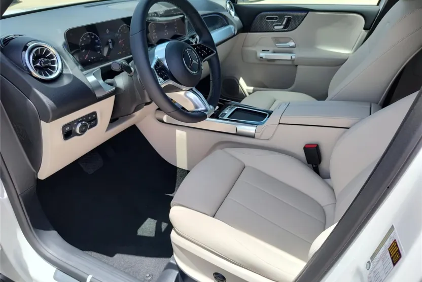 2025 Mercedes Benz GLB 250 photo 1