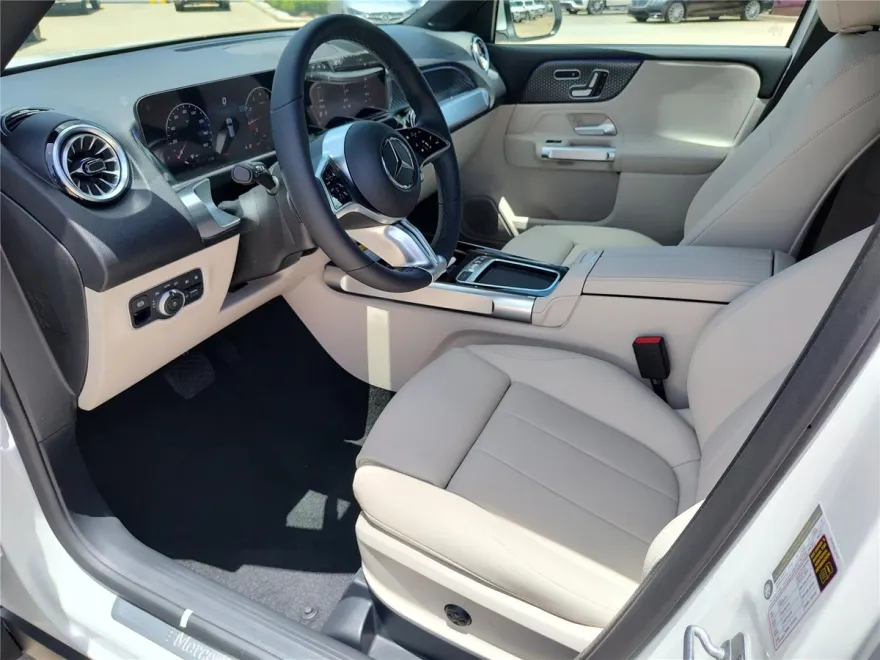 2025 Mercedes Benz GLB 250 photo 1