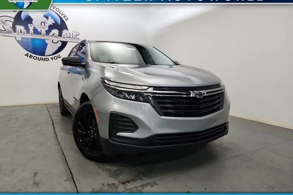 2023 Chevrolet Equinox LS photo 1