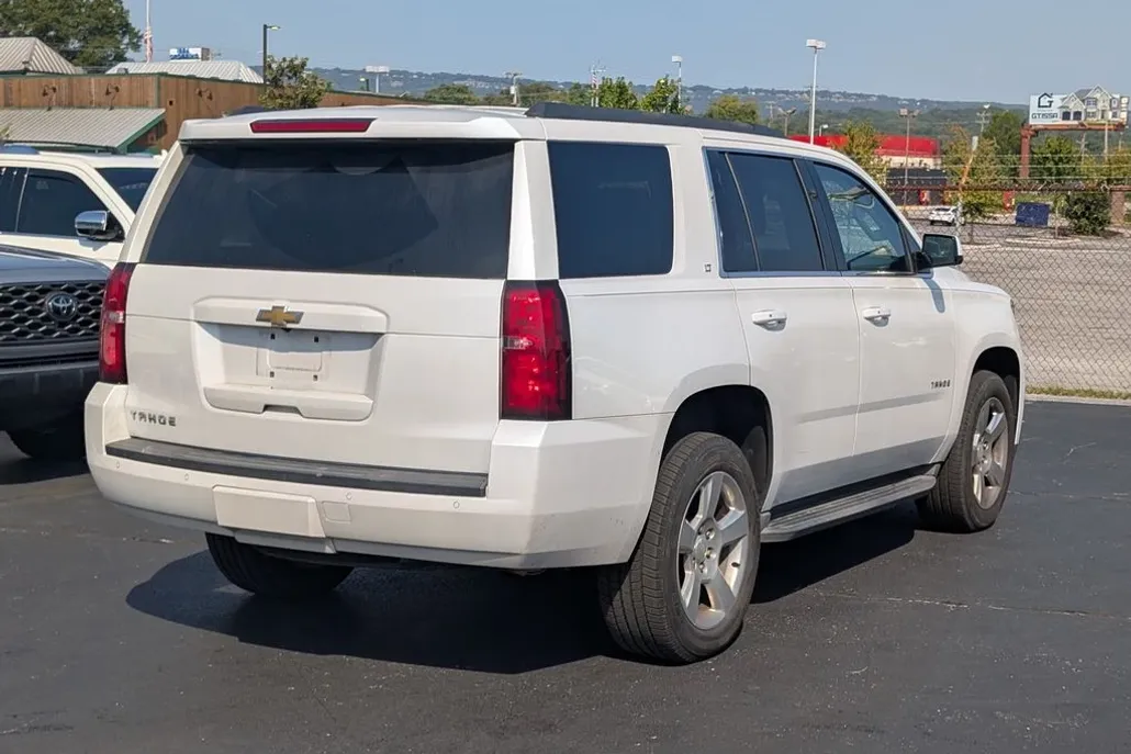 2016 Chevrolet Tahoe LT photo 1