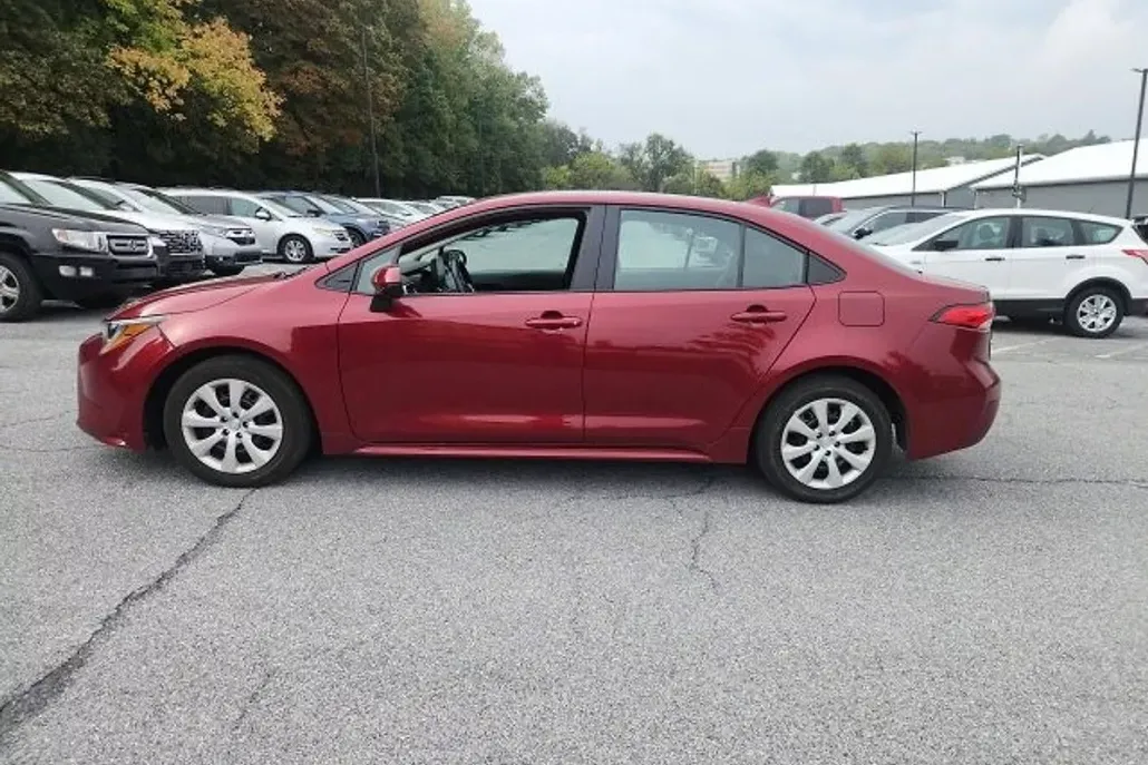 2025 Toyota Corolla LE photo 1