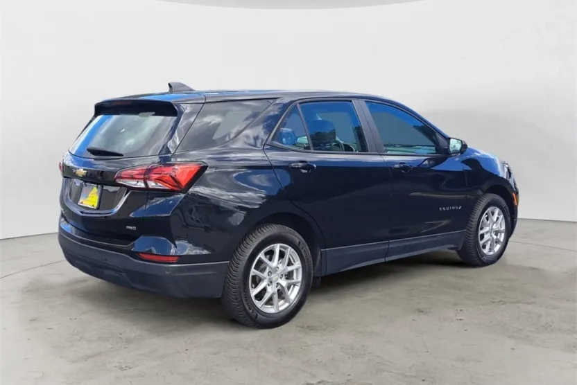 2022 Chevrolet Equinox LS photo 1