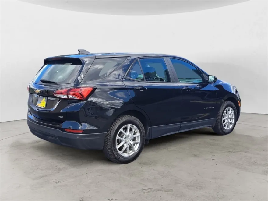 2022 Chevrolet Equinox LS photo 1