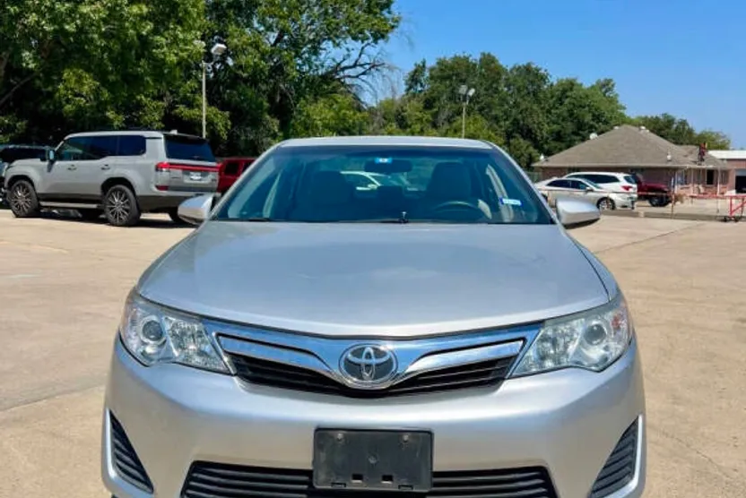2012 Toyota Camry LE photo 1