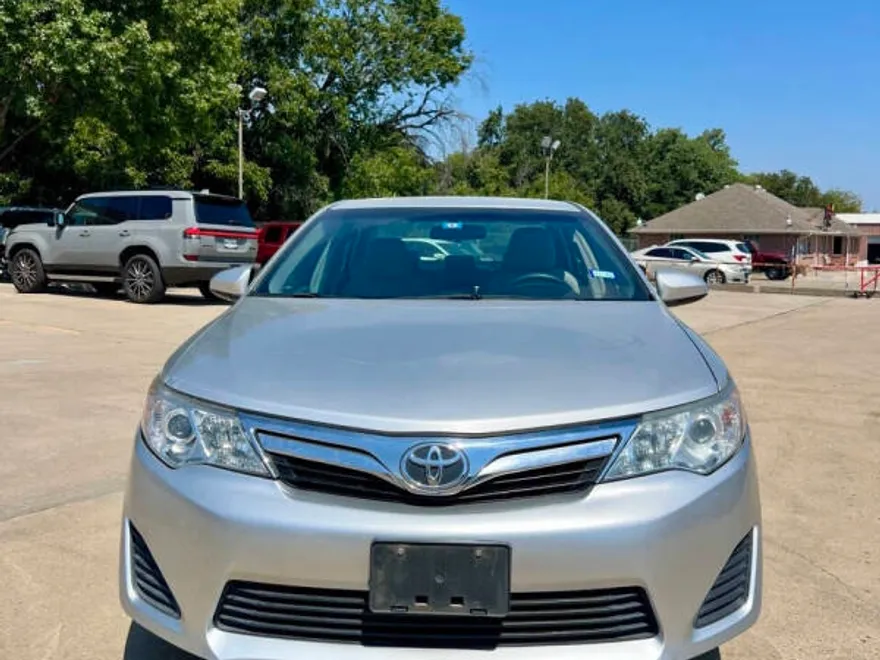2012 Toyota Camry LE photo 1