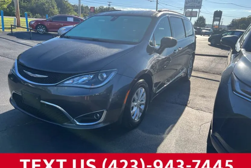 2017 Chrysler Pacifica Touring L photo 1
