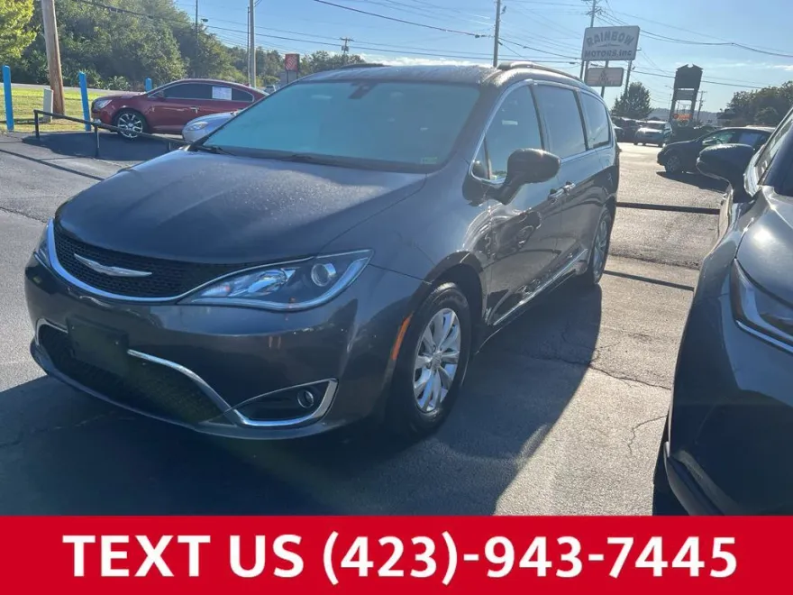 2017 Chrysler Pacifica Touring L photo 1