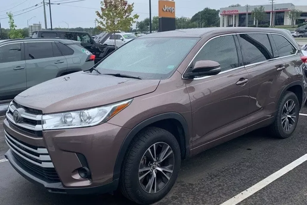 2018 Toyota Highlander LE Plus photo 1