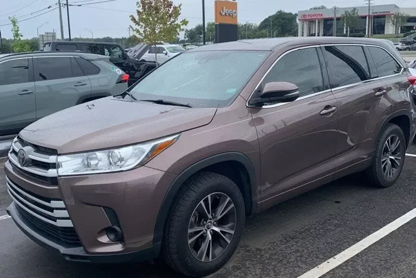 2018 Toyota Highlander LE Plus photo 1