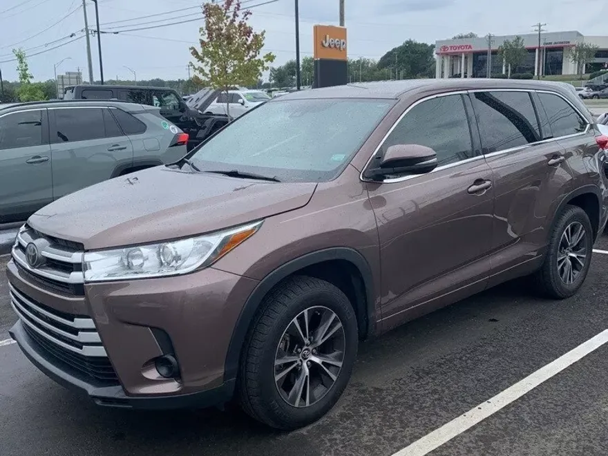 2018 Toyota Highlander LE Plus photo 1