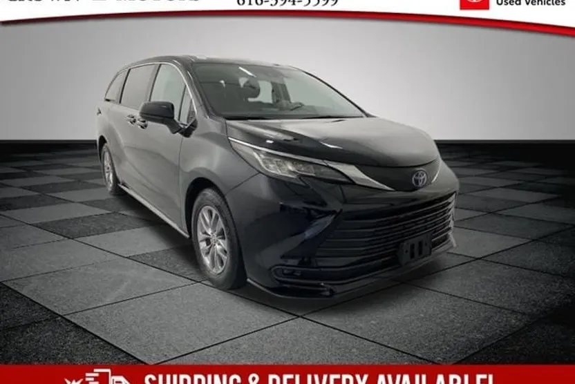 2022 Toyota Sienna LE photo 1