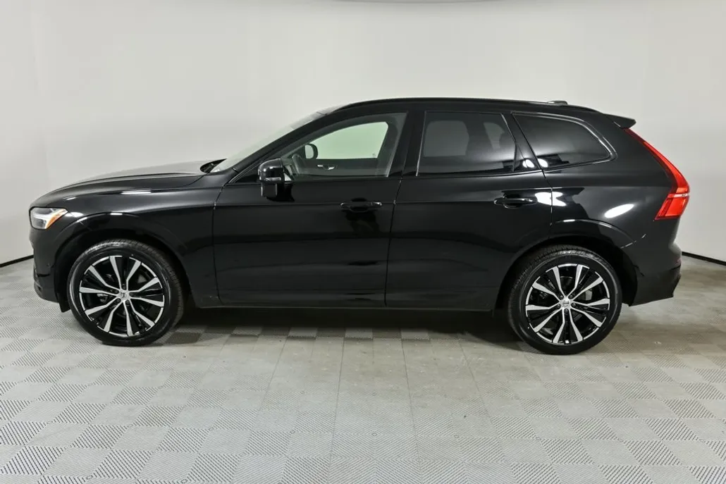 2025 Volvo XC60 B5 Plus photo 1