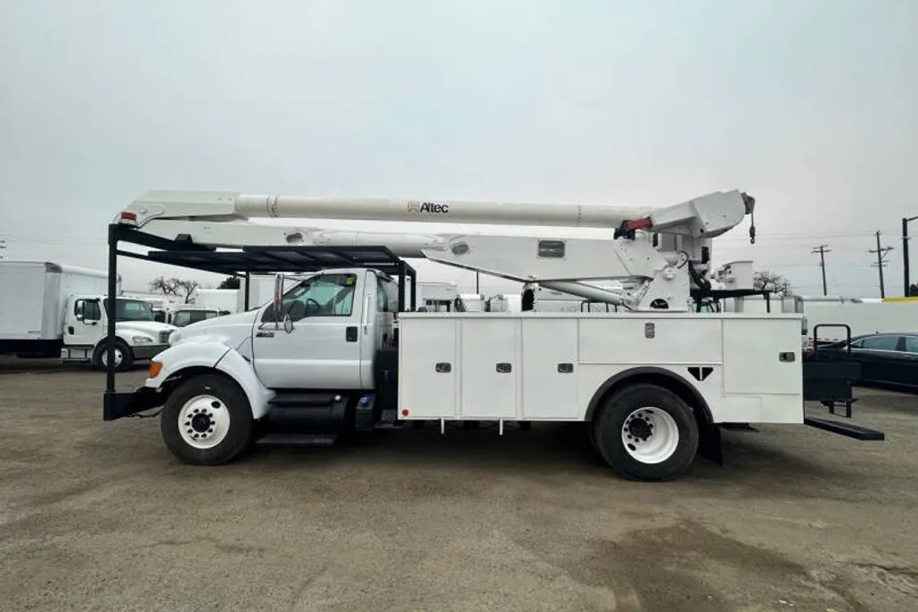 2012 Ford F-750 SuperCab photo 1