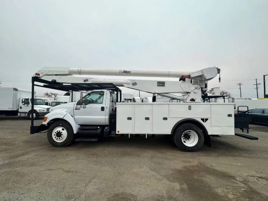 2012 Ford F-750 SuperCab photo 1