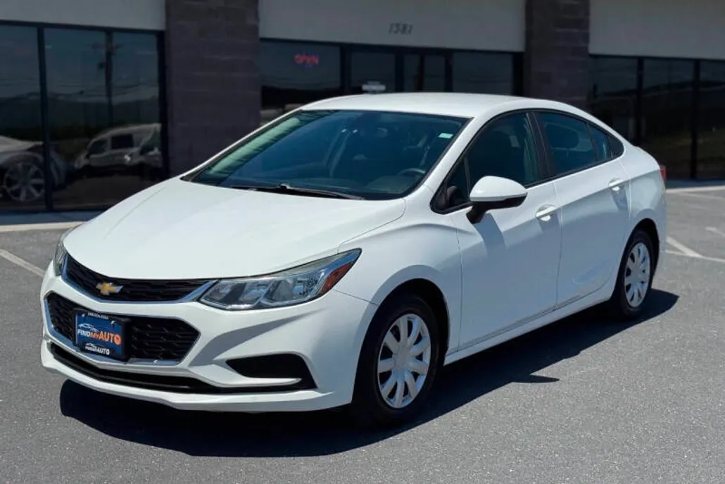 2017 Chevrolet Cruze LS photo 1
