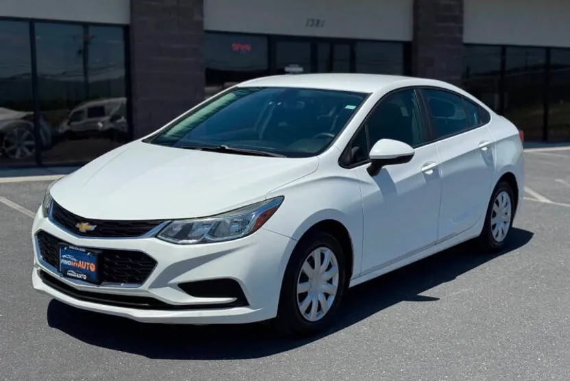 2017 Chevrolet Cruze LS photo 1