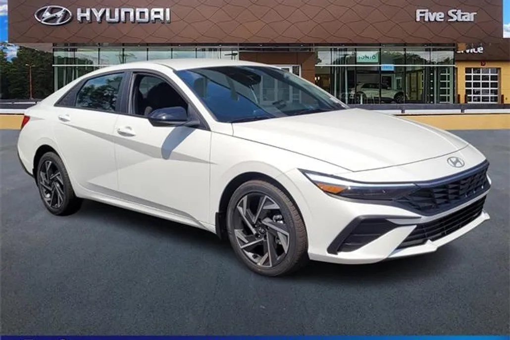 2025 Hyundai Elantra SEL Sport photo 1