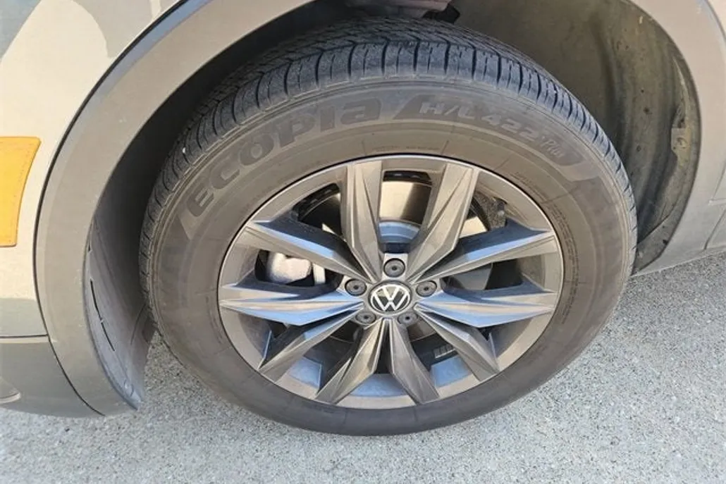 2023 Volkswagen Tiguan SE photo 1