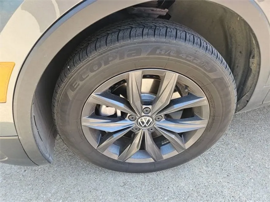 2023 Volkswagen Tiguan SE photo 1