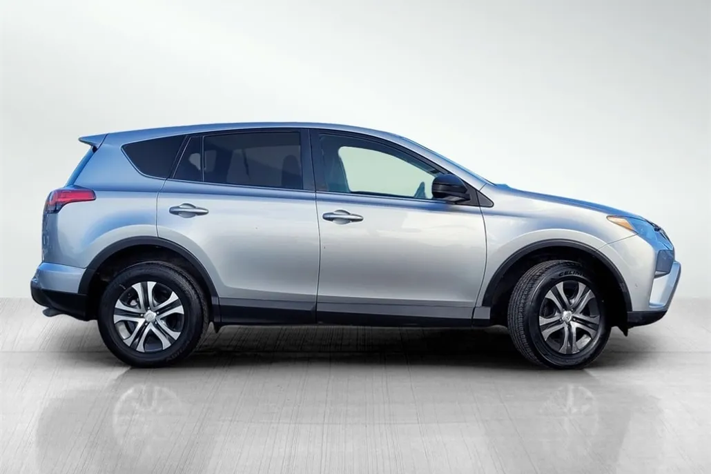 2018 Toyota RAV4 LE photo 1