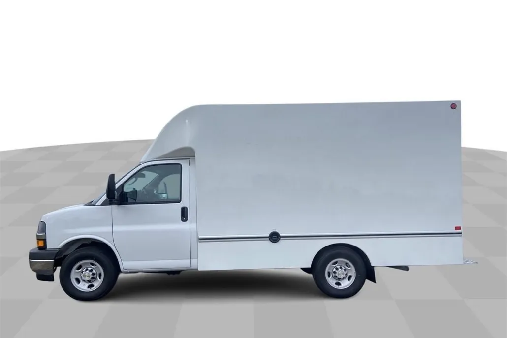 2024 Chevrolet Express Cutaway 3500 photo 1
