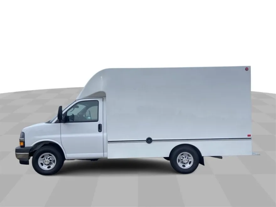 2024 Chevrolet Express Cutaway 3500 photo 1