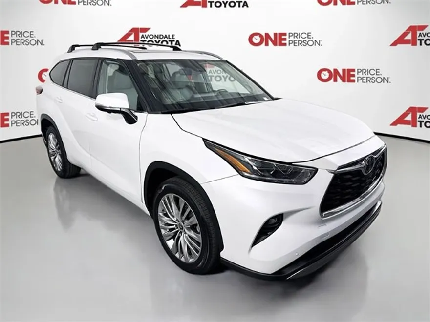 2023 Toyota Highlander Platinum photo 1