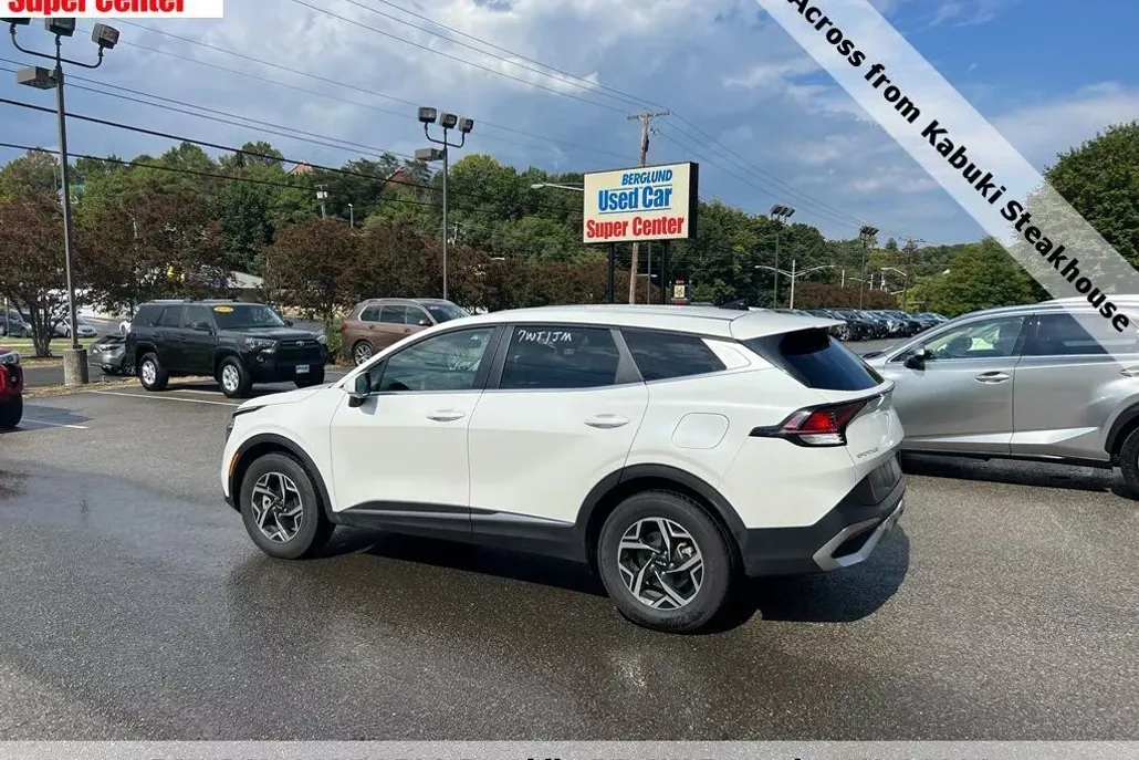 2024 Kia Sportage LX photo 1