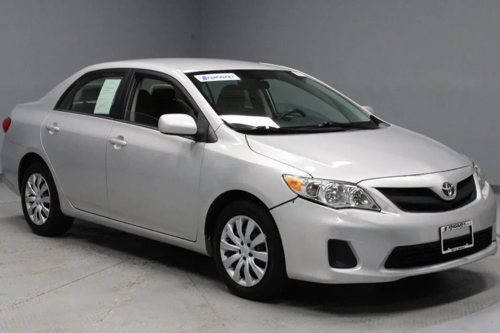 2012 Toyota Corolla LE photo 1