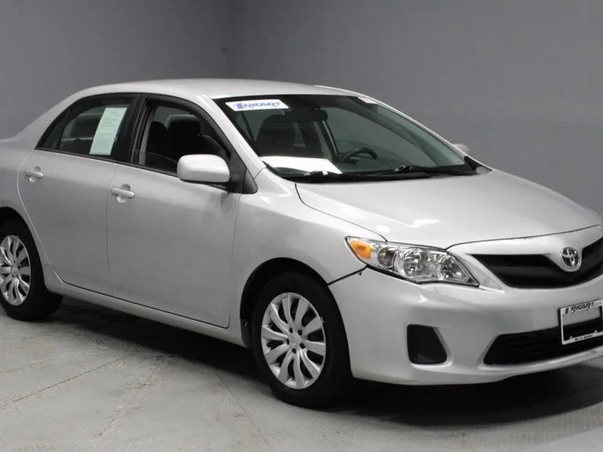 2012 Toyota Corolla LE photo 1