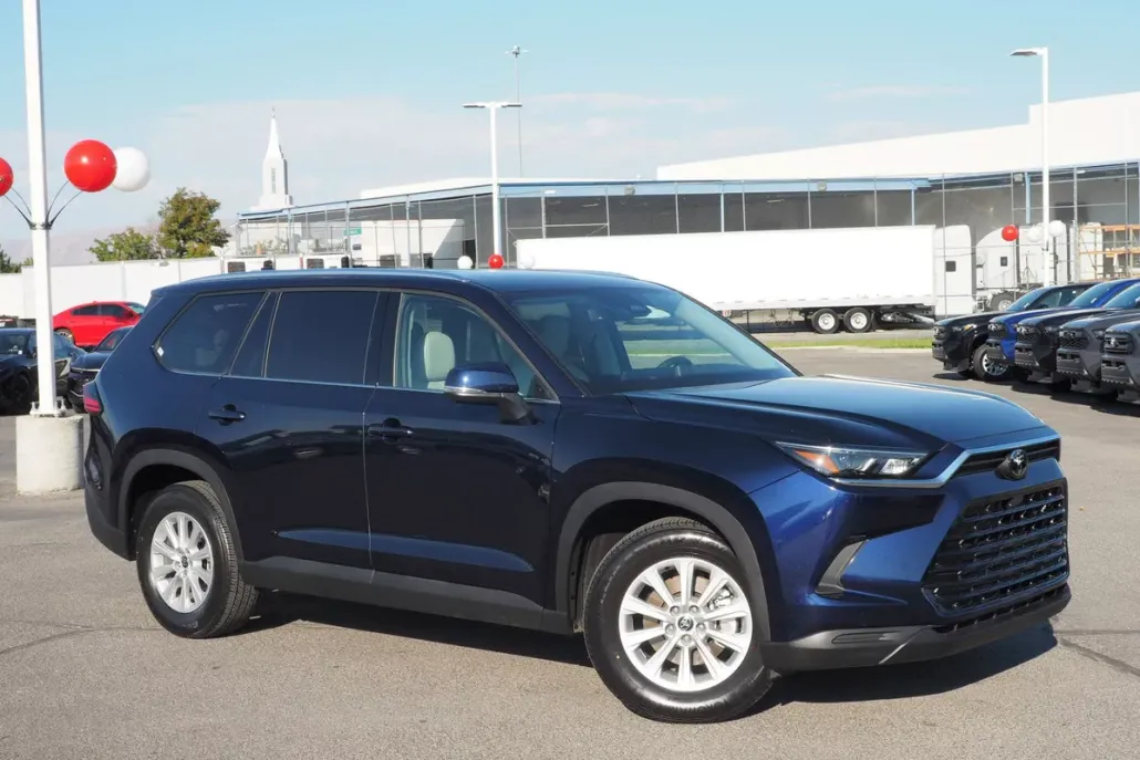 2025 Toyota RAV4 LE photo 1