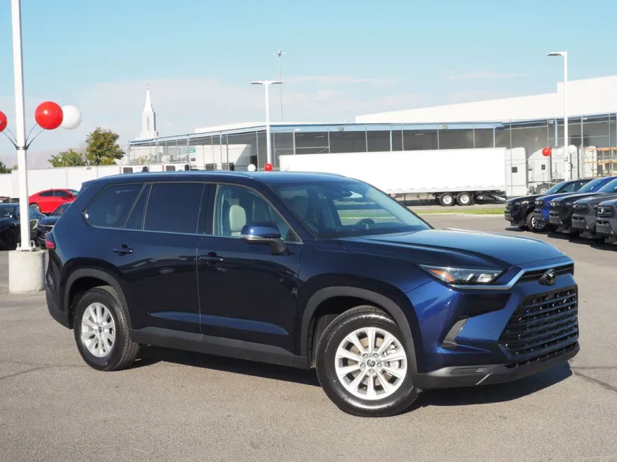 2025 Toyota RAV4 LE photo 1