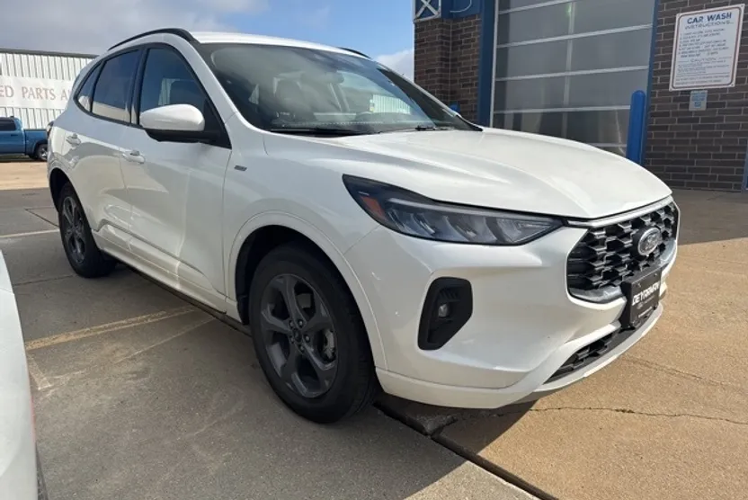 2023 Ford Escape ST-Line Select photo 1