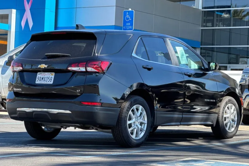 2022 Chevrolet Equinox LT photo 1