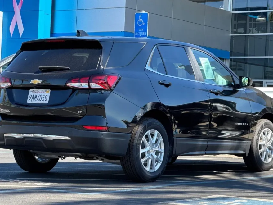 2022 Chevrolet Equinox LT photo 1
