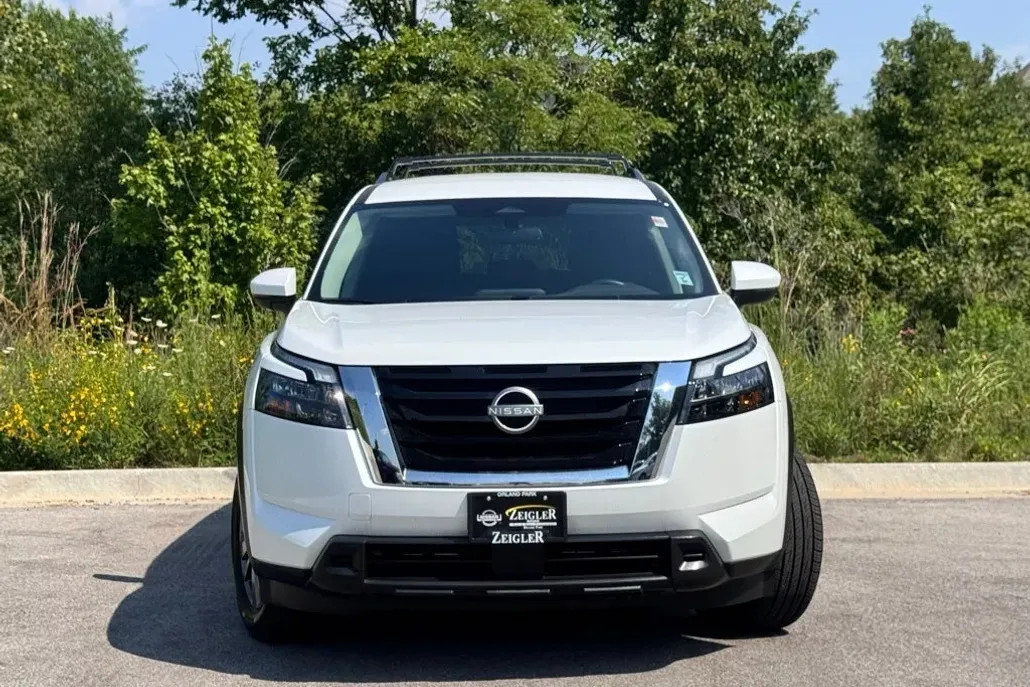 2025 Nissan Pathfinder SV photo 1