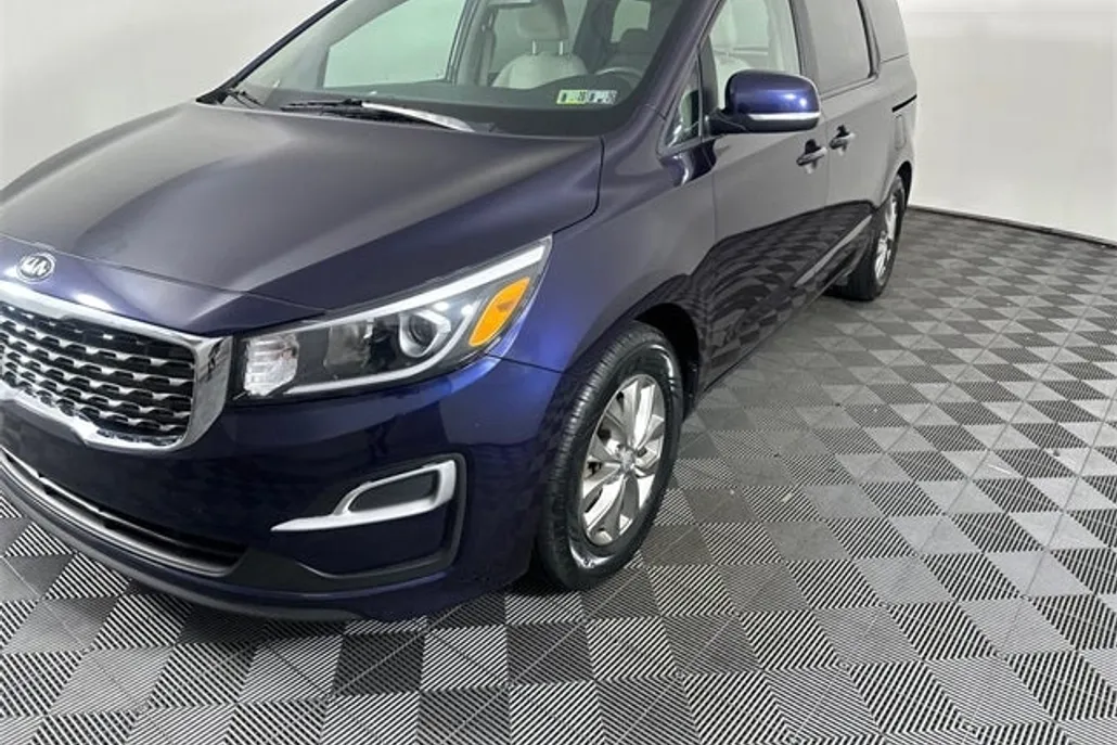2021 Kia Sedona LX photo 1