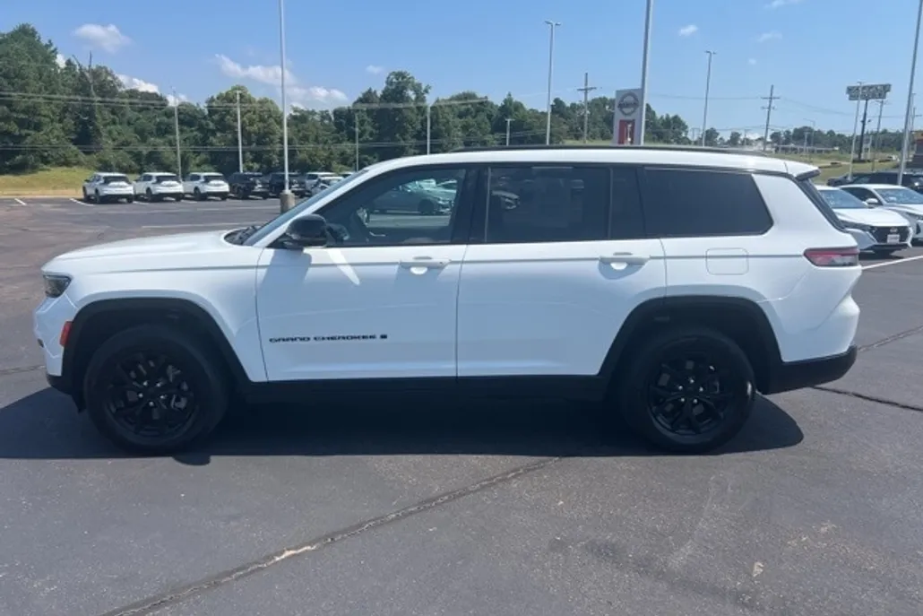 2024 Jeep Grand Cherokee Laredo Altitude photo 1