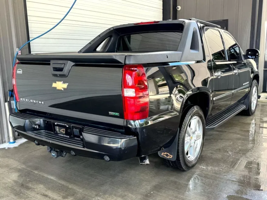 2010 Chevrolet Avalanche LTZ photo 1