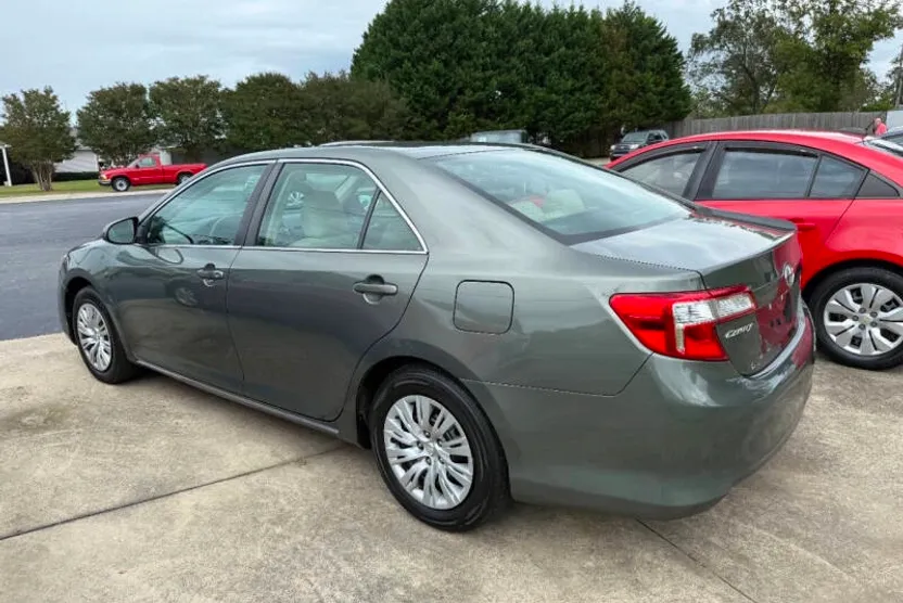 2012 Toyota Camry LE photo 1