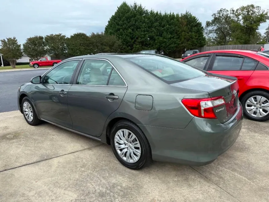 2012 Toyota Camry LE photo 1