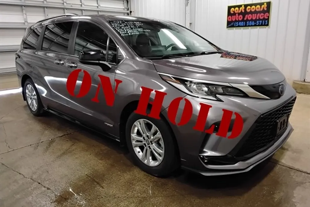 2021 Toyota Sienna XSE photo 1