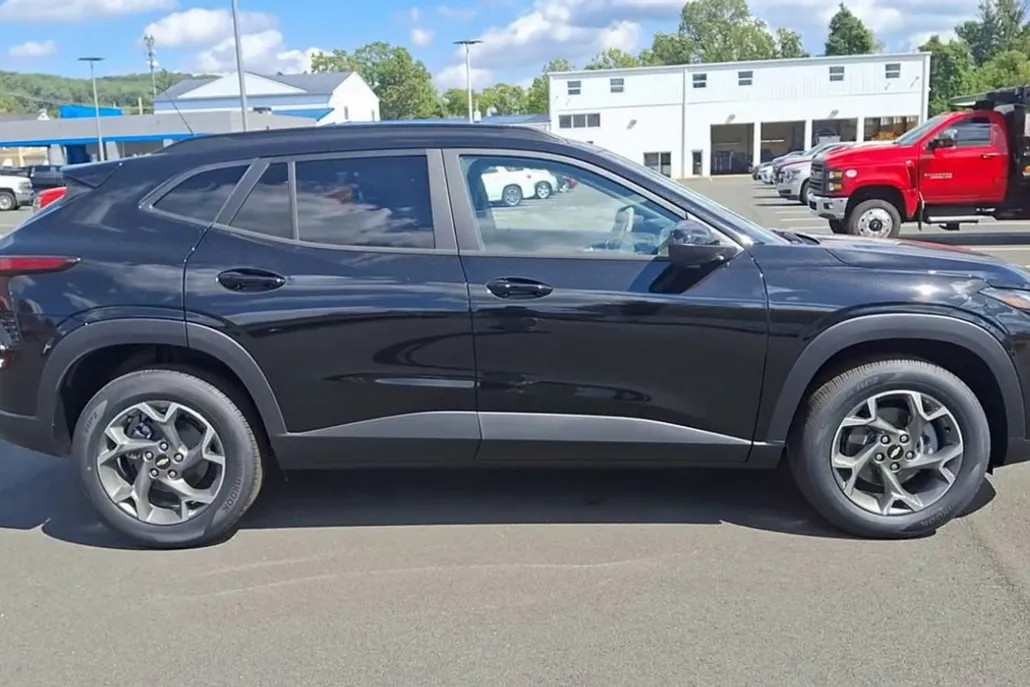 2025 Chevrolet Trax LT photo 1