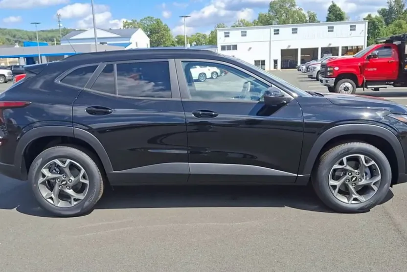 2025 Chevrolet Trax LT photo 1