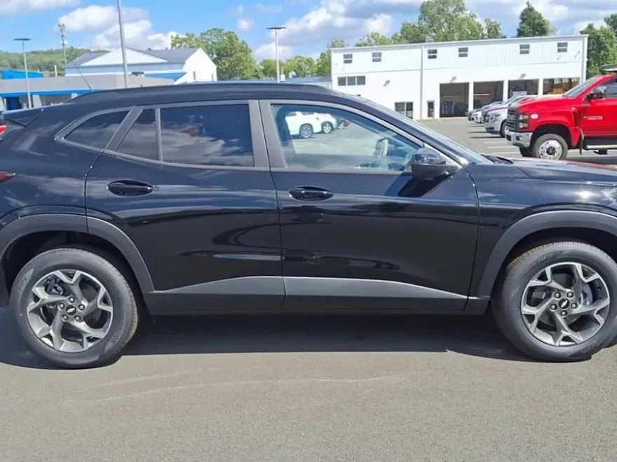 2025 Chevrolet Trax LT photo 1